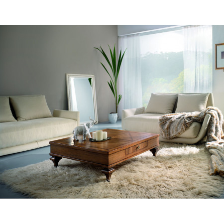 Tavolino inglese con piano in rovere in ambiente moderno