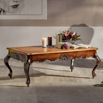 Tavolino intarsiato ed intagliato con dettaglio del top