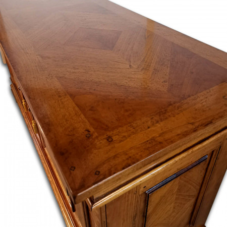 Dettaglio legno credenzone intarsiato modello Fontana