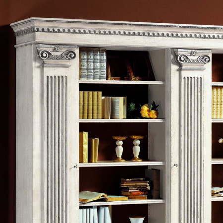 Dettaglio libreria con capitelli e spalle rigate