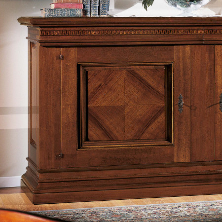 Dettaglio intarsio a rombi della credenza in legno