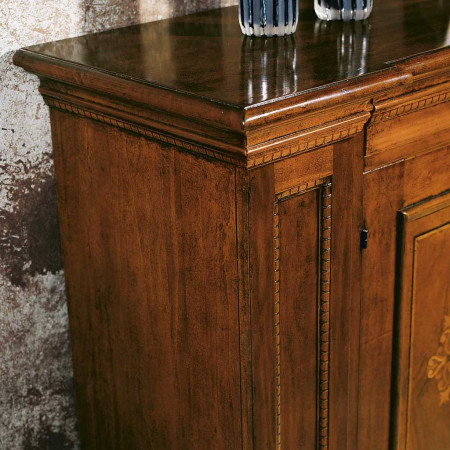 Credenza 2 porte con 2 cassetti, dettaglio angolare in legno