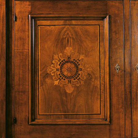 Dettaglio intarsio sulla Credenza 2 porte 2 cassetti