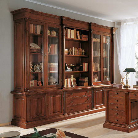 Libreria con colonne, ante a vetro e dettagli in legno