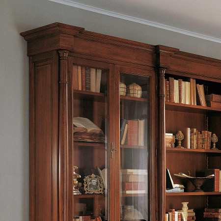 Libreria con colonne, ante a vetro e ripiani in legno