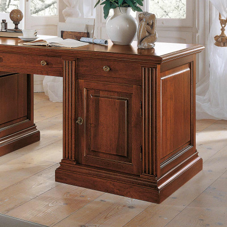 Scrivania con 1 porta e 7 cassetti, dettaglio del legno