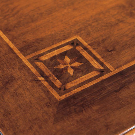 Tavolo modello stella con intarsio in legno