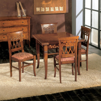 Tavolo modello stella allungabile ambientato con sedie