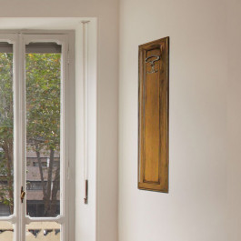 Specchio rettangolare con cornice in legno e appendiabiti