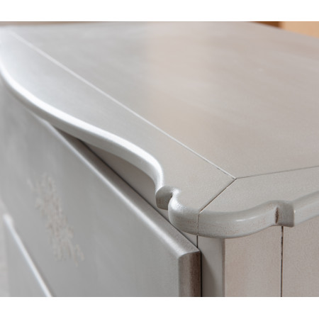 Dettaglio del comocino in legno grigio cenere