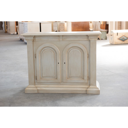 Credenza con archi, 2 ante e cassetti, dettaglio del legno laccato