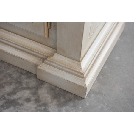Dettaglio della credenza con archi, finitura grigio e avorio