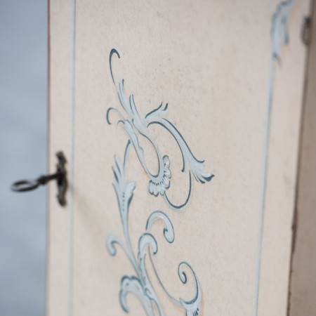 Dettaglio decorativo angolo basso 1 anta 1 cassetto crema