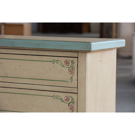 Cassettiera settimanale crema anticato con decori floreali e dettagli superiori azzurri