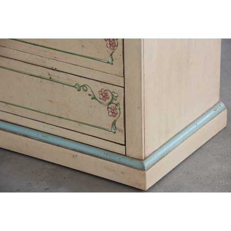 Dettaglio cassettiera settimanale crema anticato, decori floreali