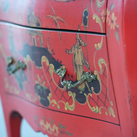 Comoncino bombato 2 cassetti rosso Cina, dettaglio decorazione