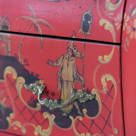 Dettaglio del comoncino bombato rosso Cina con decorazione orientale