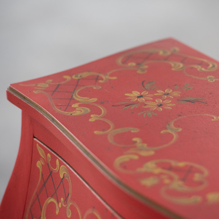 Dettaglio decorazione orientale su comoncino rosso cina