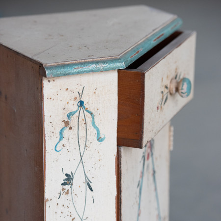 Dettaglio cassetto angolo basso 1 anta in legno decorato