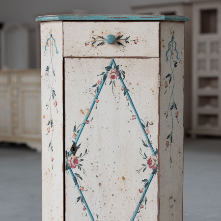 Angolo basso avorio anticato con decorazioni floreali