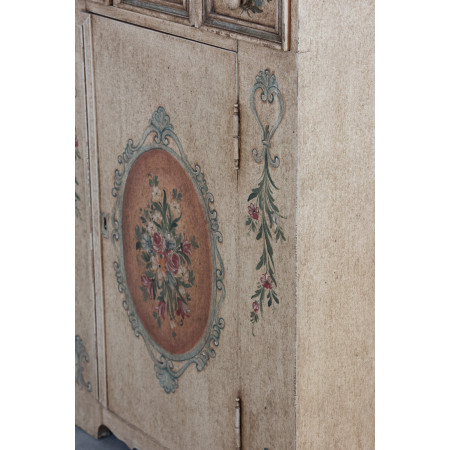 Dispensa in legno avorio anticato con decorazioni floreali
