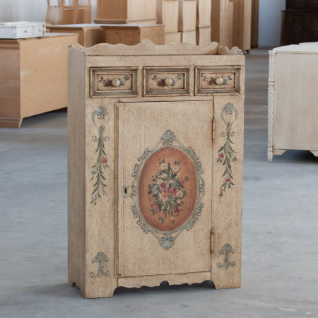 Dettaglio dei cassetti decorati della Dispensa 1 anta 3 cassetti avorio anticato