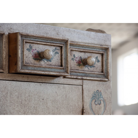 Dispensa in legno avorio con decorazioni fiorentine dettagliate