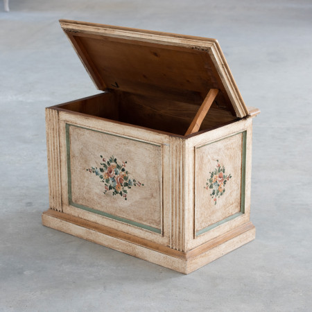 Cassapanca decorata a mano in legno massello aperta