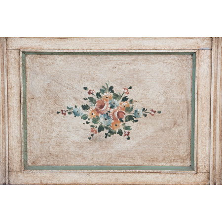 Cassapanca decorata a mano, dettaglio floreale