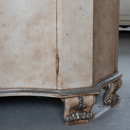 Dettaglio base credenza sagomata avorio anticato
