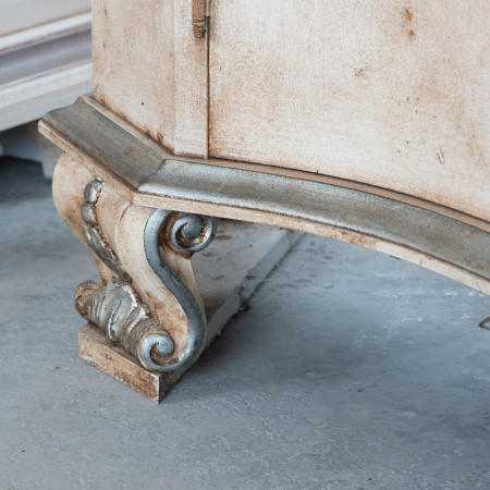 Dettagli argento credenza sagomata avorio anticato