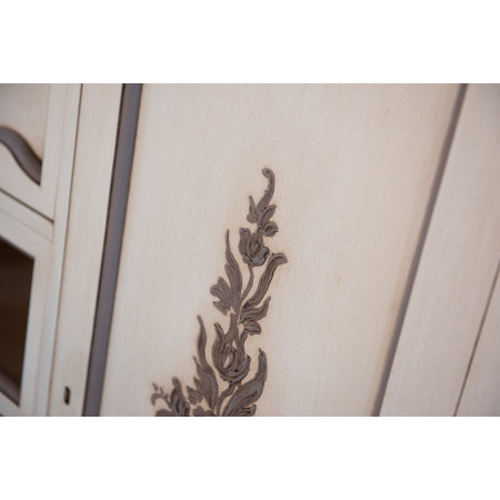 Decorazione floreale in rilievo su dispensa avorio e tortora