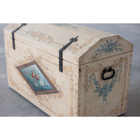 Baule avorio anticato con decorazioni floreali blu