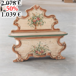 Cassapanca con ornati fiorentini, dettaglio fiori Cassapanca avorio anticato con ornati fiorentini e fiori