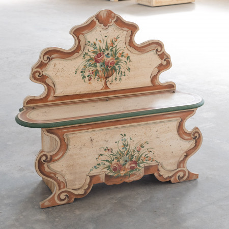 Cassapanca con schienale avorio e ornati fiorentini