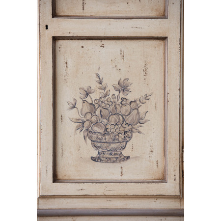 Dettaglio decorazioni monocrome su angolo alto legno