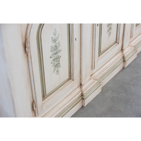 Dettaglio decorativo credenza con archi, avorio e verde