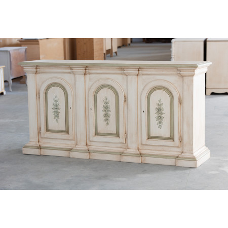Dettaglio decori verdi su credenza avorio a 3 ante