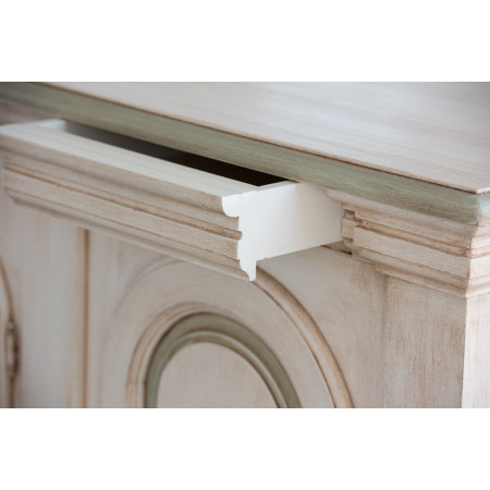 Credenza con archi, dettagli decorativi verdi su legno avorio