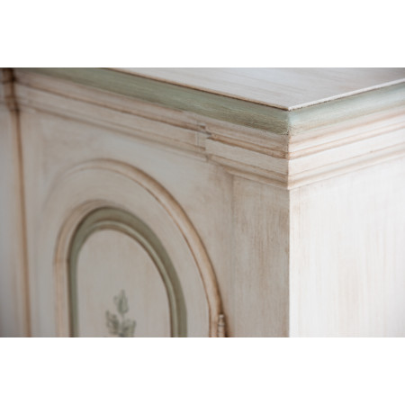Dettaglio decoro floreale su credenza con archi avorio