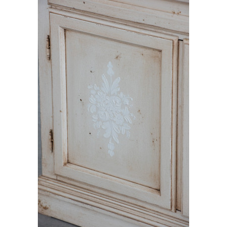 Vetrina 4 ante 1 cassetto avorio anticato e decorazioni floreali bianche in rilievo