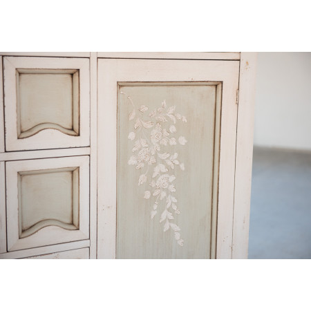 Dispensa avorio anticato con decorazioni floreali bianche