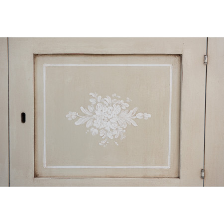 Dettaglio decorazione floreale vetrina crema anticato