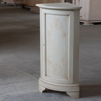 Angolo curvo azzurro anticato con ornato bianco in legno