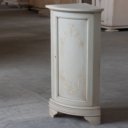 Angolo curvo azzurro anticato con ornato bianco, dettaglio ornamenti