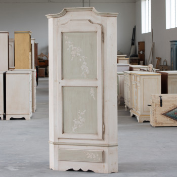 Angolo gendarme avorio anticato, dettagli fiori