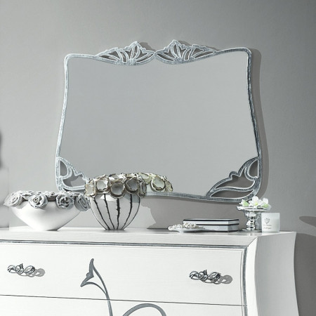Camera stile classico contemporaneo con letto decorato