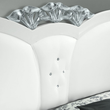 Dettaglio testata Letto sagomato imbottitura e swarovski