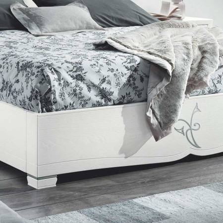 Letto sagomato con giroletto contenitore, dettaglio decorazione floreale