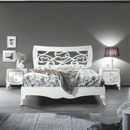 Letto sagomato testata con griglia traforata, dettagli floreali